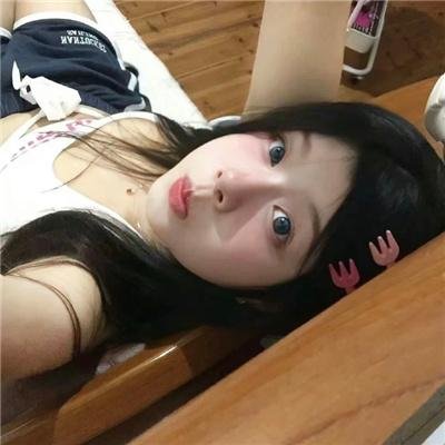 她对星星歌唱